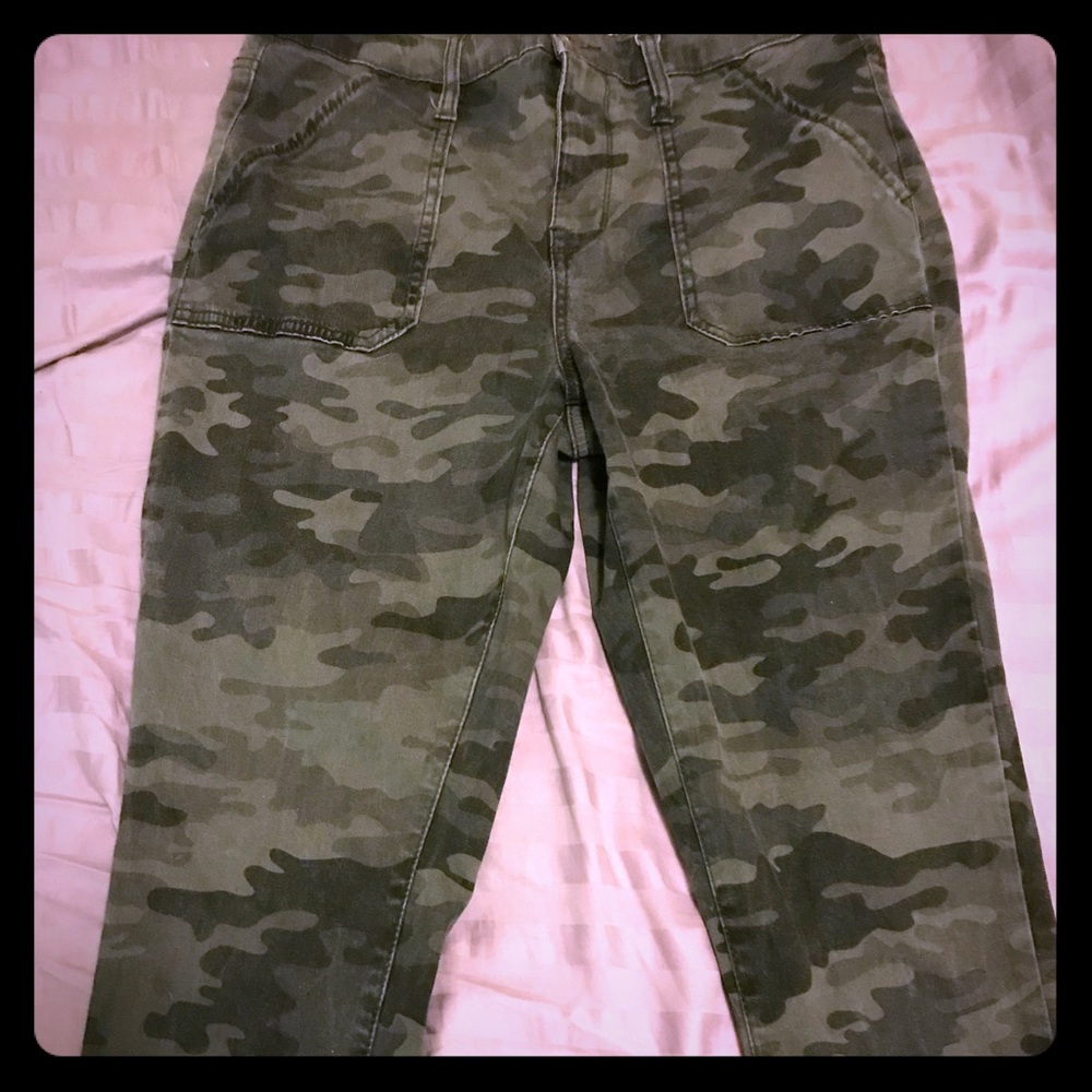 I’m selling camouflage high rise jeggings.